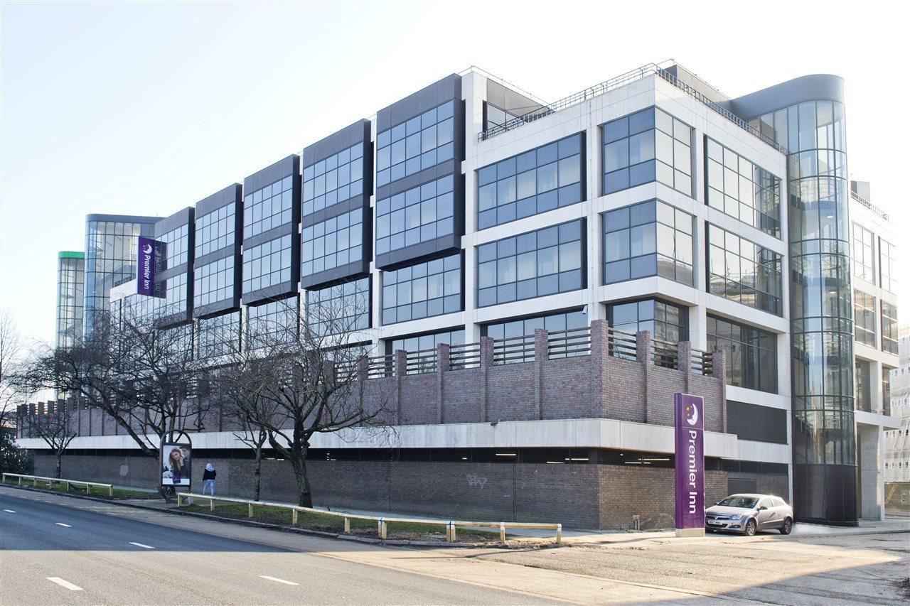 Premier Inn London Chiswick Exteriör bild